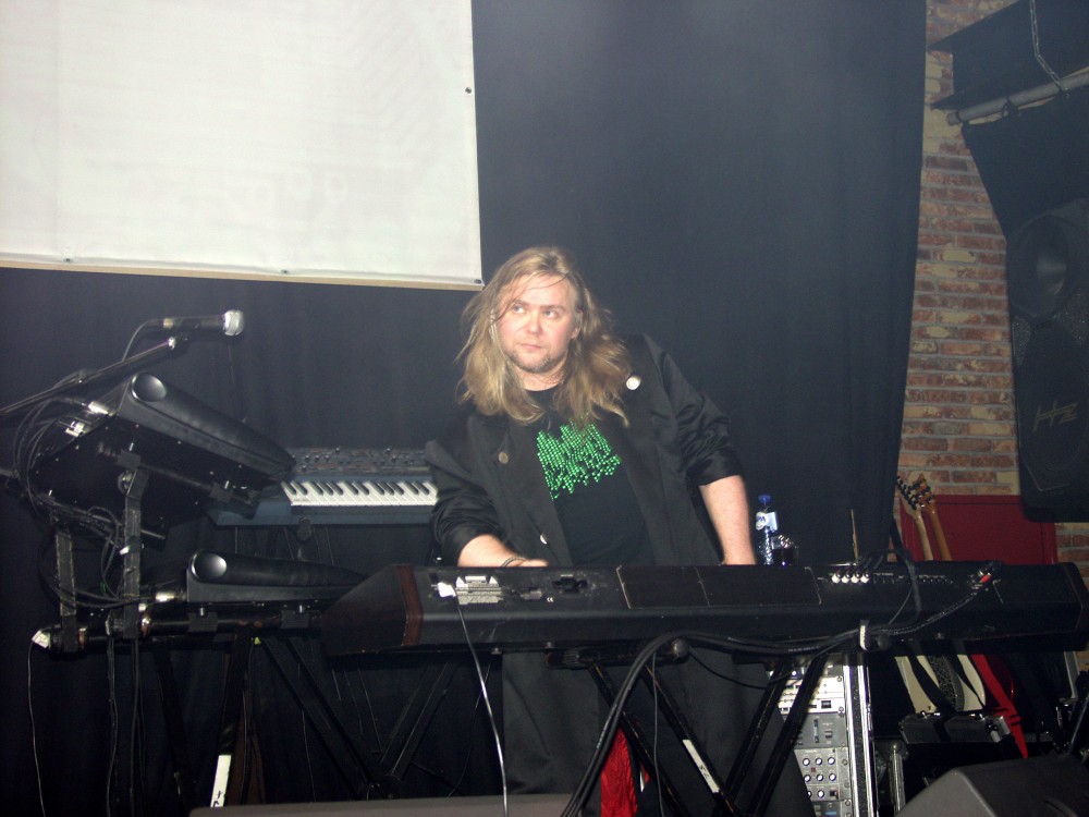 ARENA (LUCKY, 05-04-’03)